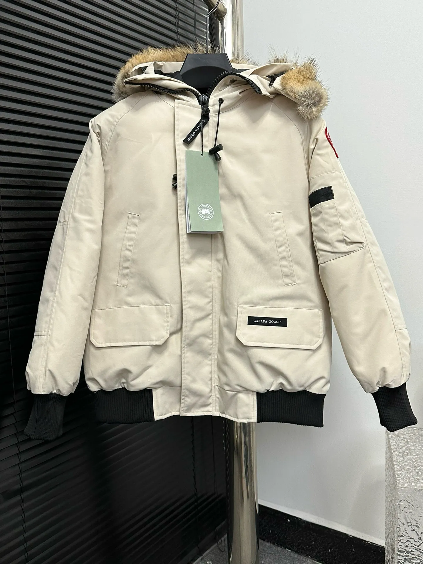 P780 [Canada goose] 01 Exdition Parka Down Jacket for Couples. Genuine original version. You need to compare with the genuine product at any time. All accessories are custom-made from the original factory. 💯The softness and hardness of the fabric is compared with the original one. It can be restored by kneading at will (fabric misunderstanding: fabrics with high hardness are not waterproof. Only those who buy the latest authentic version this year will notice the softness and comfort of the fabric) 💯The down is synchronized with the genuine white duck down, fluffy and not lumpy. Electronically controlled velvet filling machine 💯Customized zippers with genuine YKK military-grade copper core zipper pullers, high hardness and no jamming 💯The fur collar is purchased from Western Canada coyote skin original customization 💯All workmanship and wiring are controlled by workers with more than ten years of service. They must be horizontal and vertical, and are not crooked. The inner wiring density is more sophisticated. Feel free to compare 💯label, collar label, washed label, hangtag, zipper rope, pocket label Back label, collar velvet, Velcro fasteners, cuffs, all details are updated simultaneously with the original product. The best version, the most complete colors, battle all kinds of worldly goods, sizes: XS-XXL